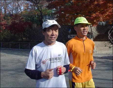  남산에서 도우미와 함께 마라톤 연습을 하고 있는 차승우씨(사진 왼쪽).